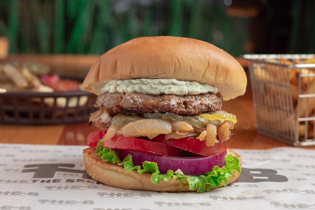 Disfruta de nuestra jugosa carne 100 %  Angus de 150 grs, combinada con una porción de un delicioso queso azul.
