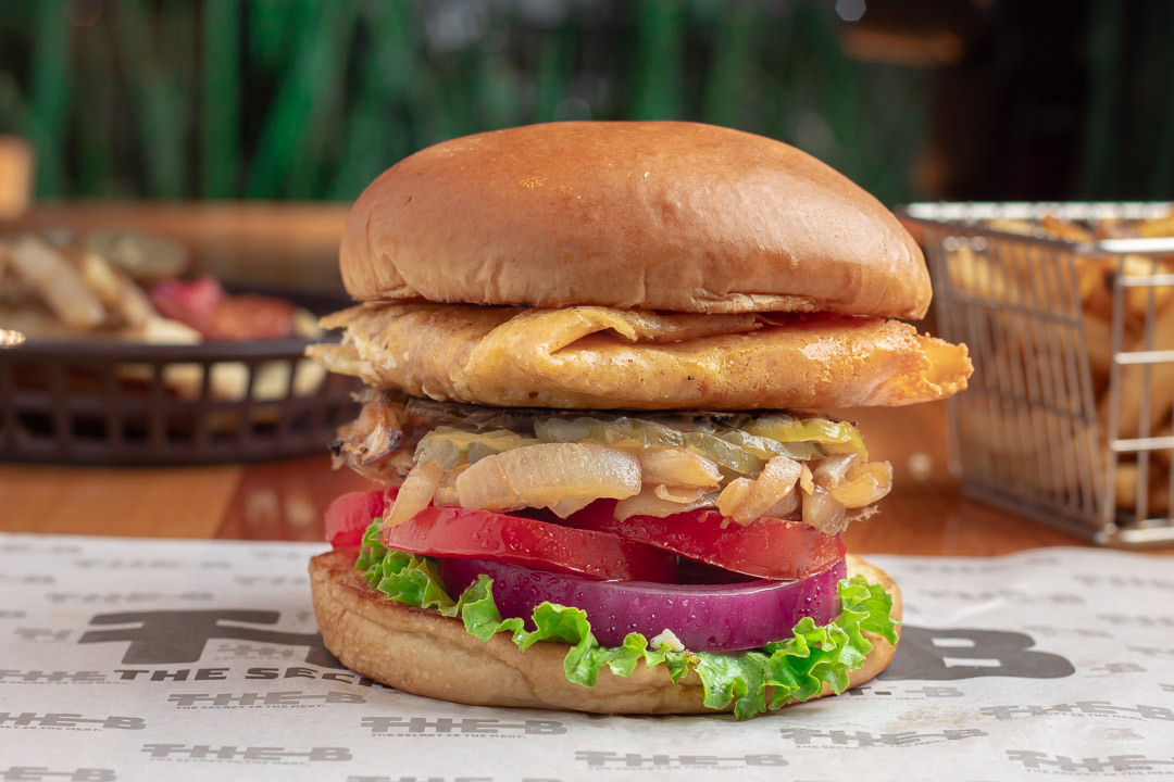 Si amas el queso, podrás disfrutar de una inolvidable experiencia al probar nuestra deliciosa carne 100% Angus, envuelta en una costra de 4 rebanadas de queso manchego, simplemente sublime. 